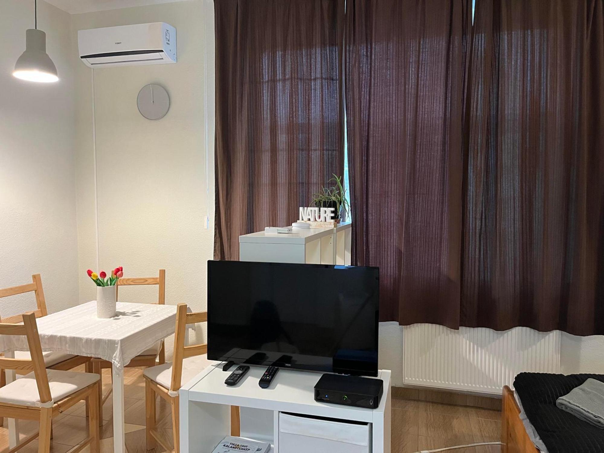 Idill Apartmanhaz B&B Tiszafüred Extérieur photo
