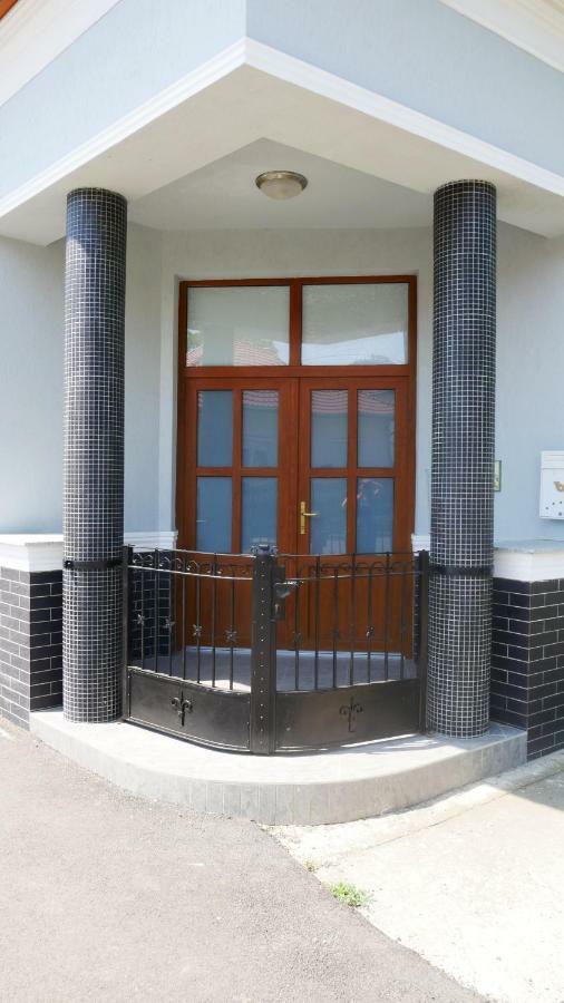 Idill Apartmanhaz B&B Tiszafüred Extérieur photo
