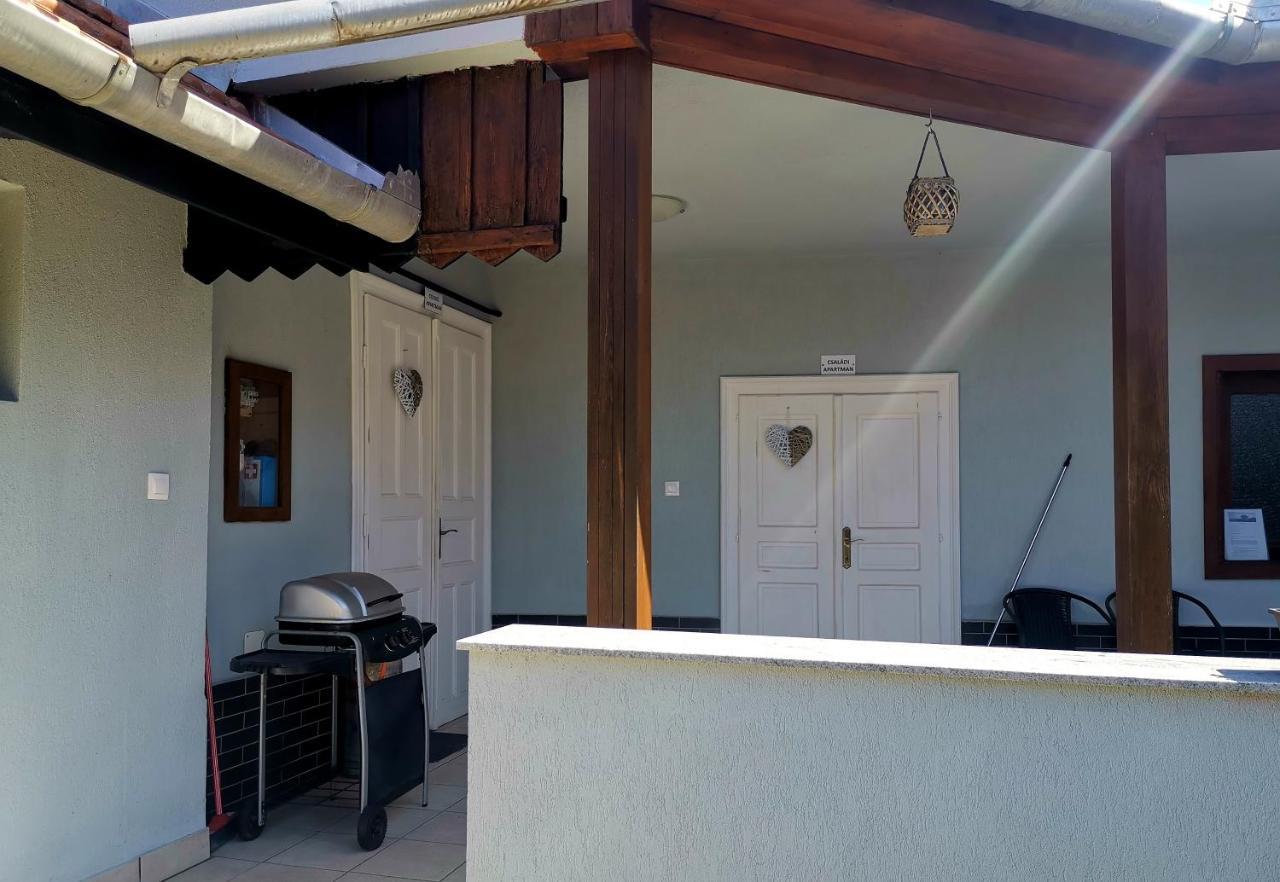 Idill Apartmanhaz B&B Tiszafüred Extérieur photo